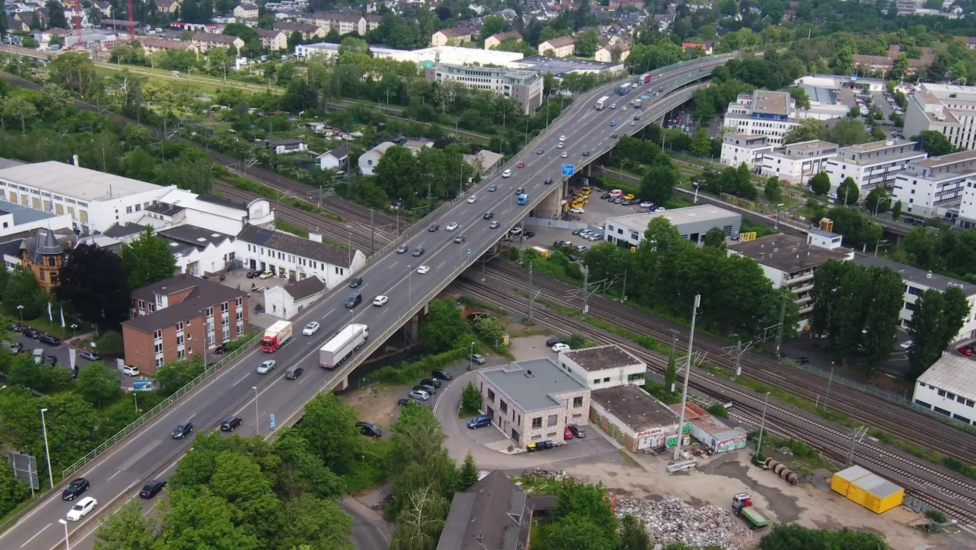 Sechsstreifiger Ausbau der A565. Luftaufnahme des entsprechenden Autobahnabschnitts