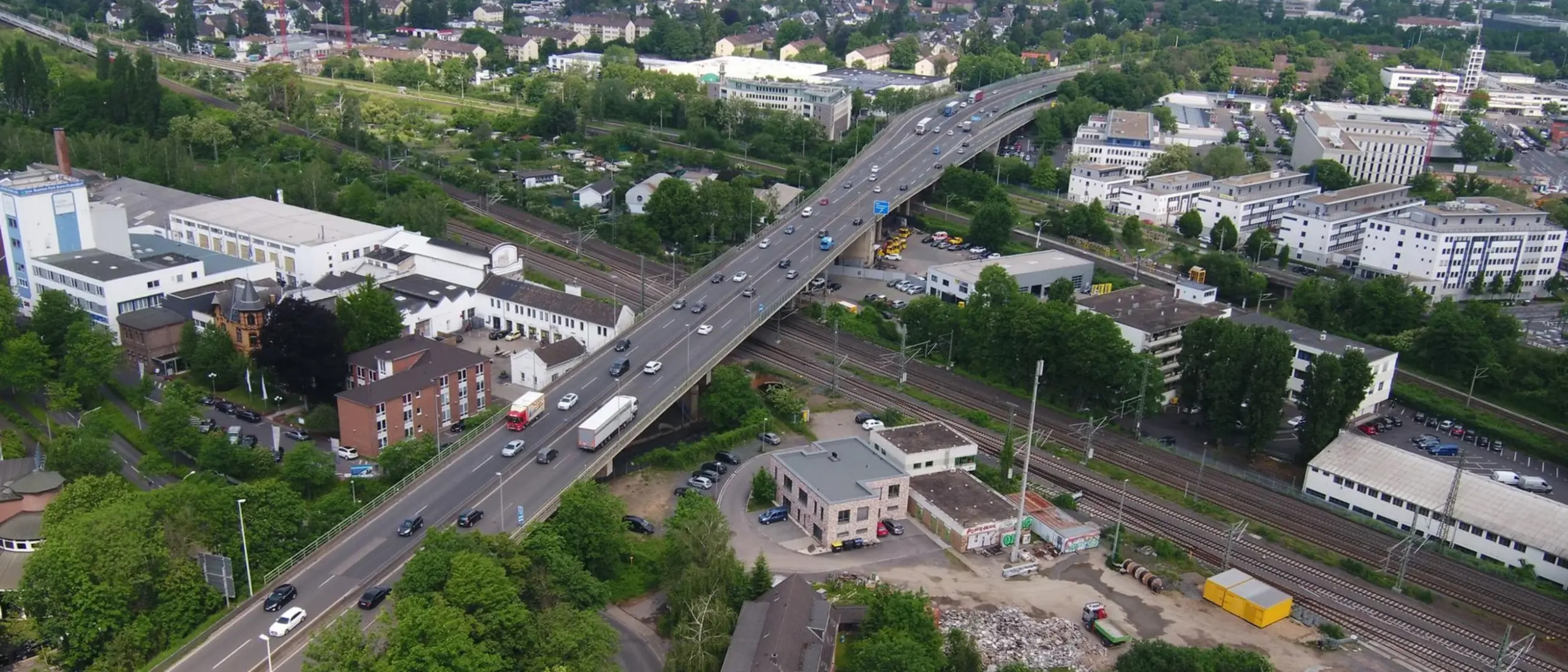Sechsstreifiger Ausbau der A565. Luftaufnahme des entsprechenden Autobahnabschnitts